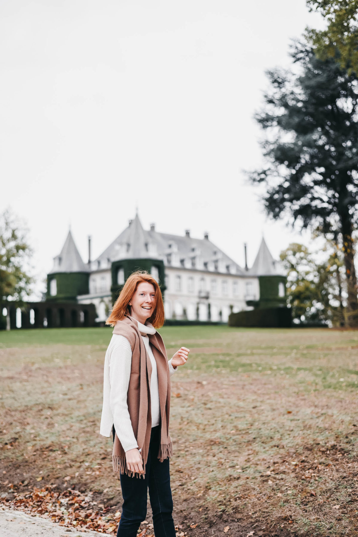 Girl in front of Château de la Hulpe Brussels