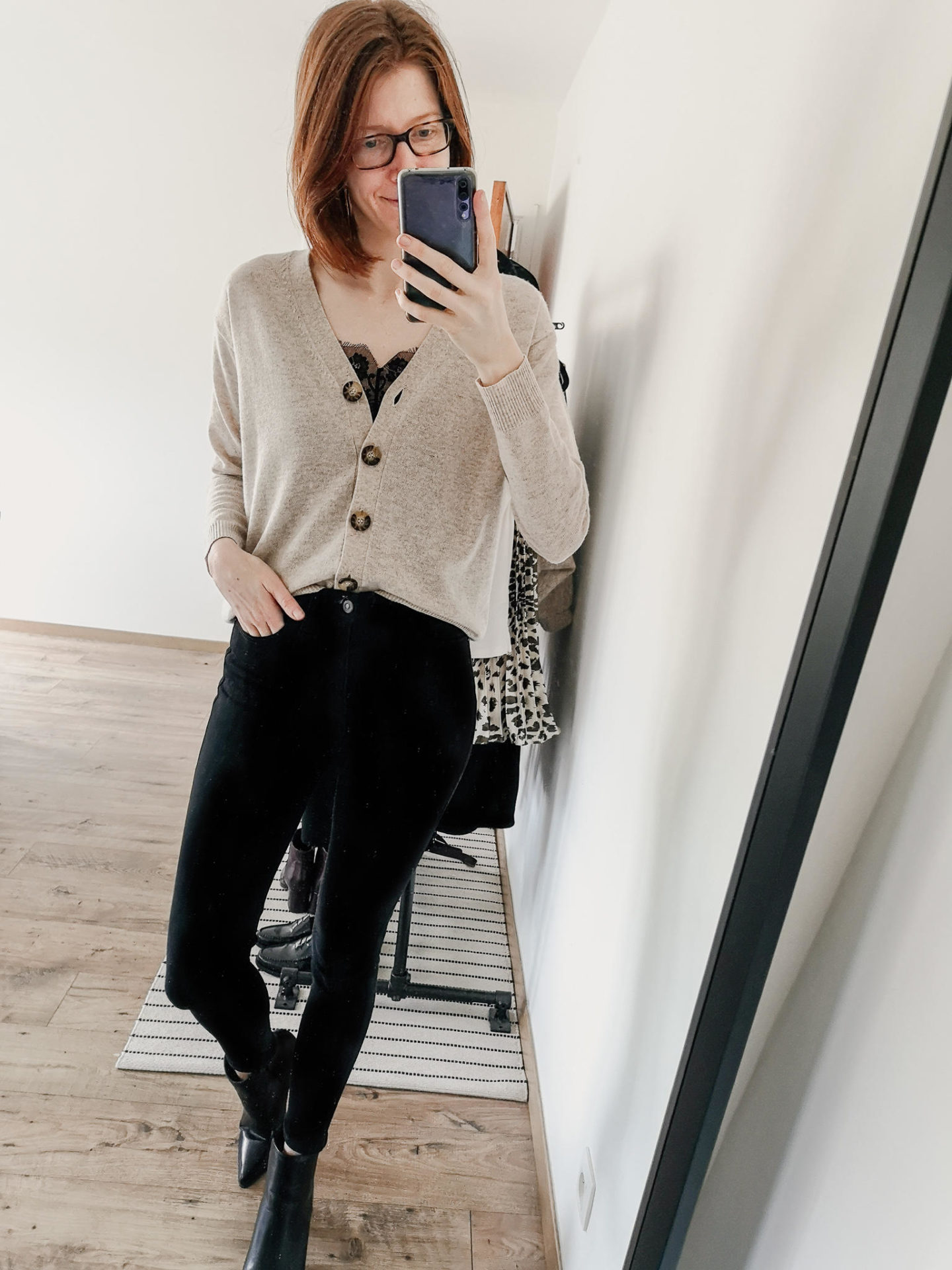 Outfits with beige hot sale cardigan